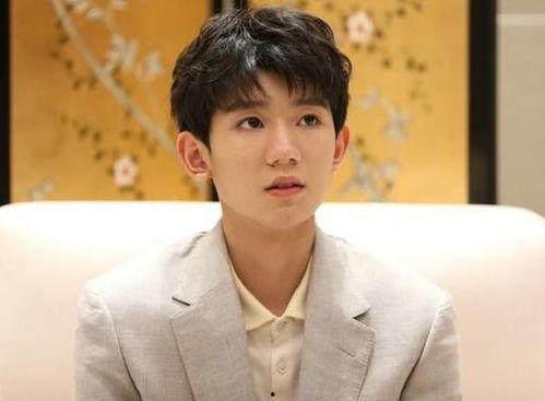 娱乐吃瓜社王源,娱乐圈的甜蜜瓜果，揭秘他的成长与蜕变